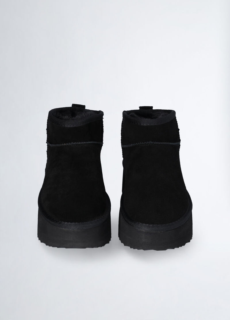 Warm suede boots black